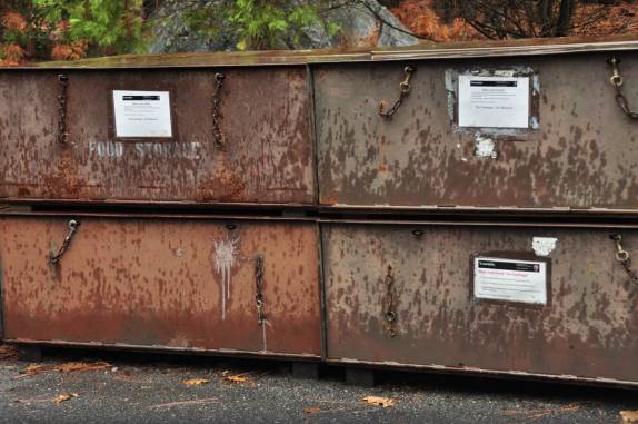 Caixas lacradas, a prova de ursos negros, para estocar comida no Yosemite National Park, na Califórnia, nos Estados Unidos